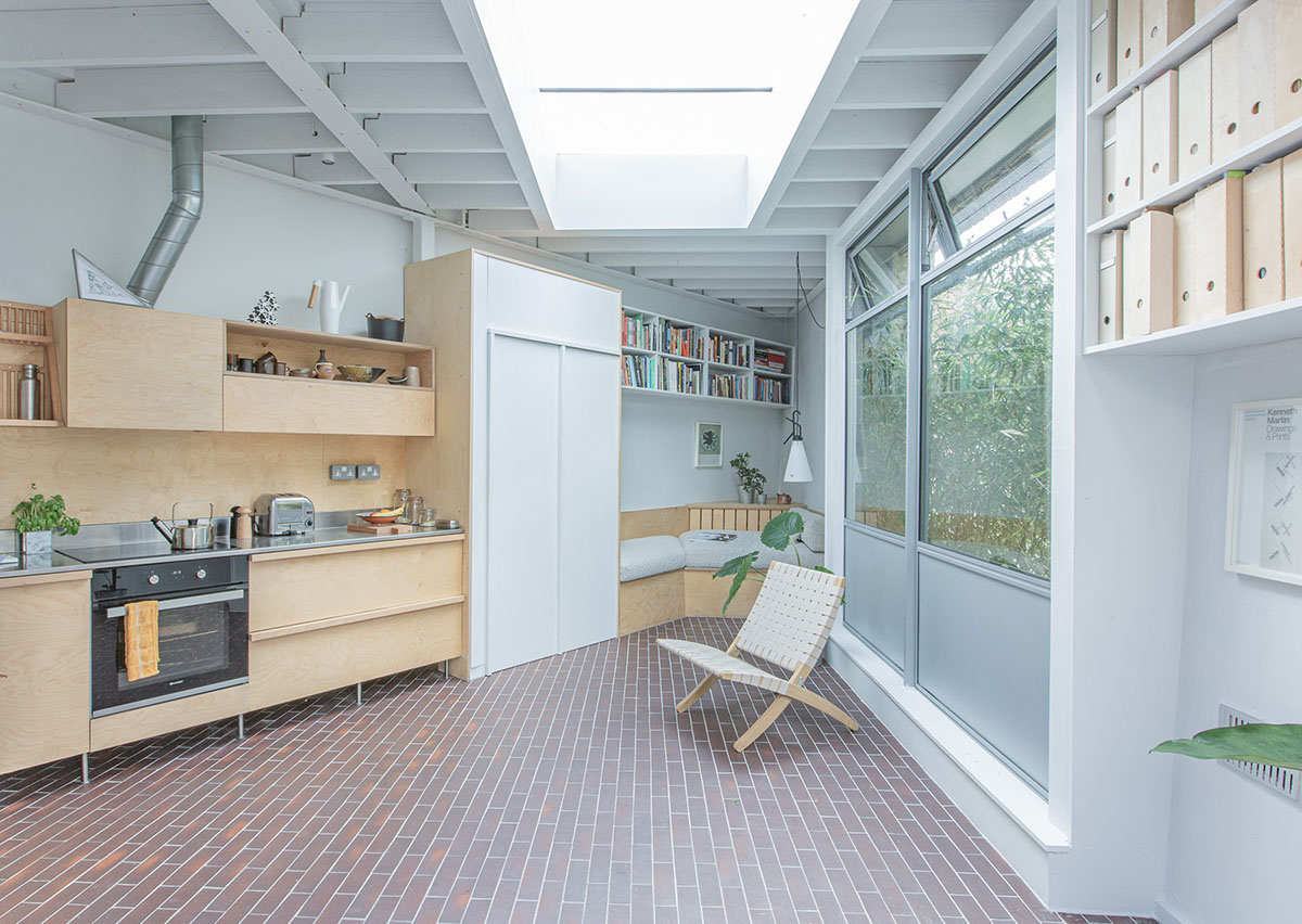 Brown brindle quarry tiles make the space flow at Triangle House